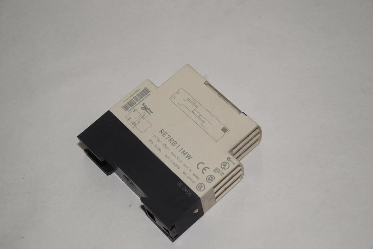 Used SCHNEIDER ELECTRIC RE7-RB11MW  0.05s-10min delay on time relay RE7RB11MW