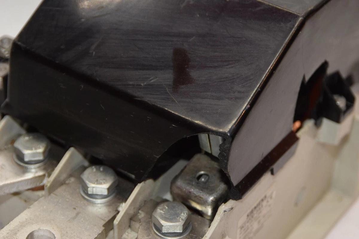 Used SIEMENS 3KE4530-0AA Front Operator Load Disconnect Switch 3 pole 1000 AMP  1000A