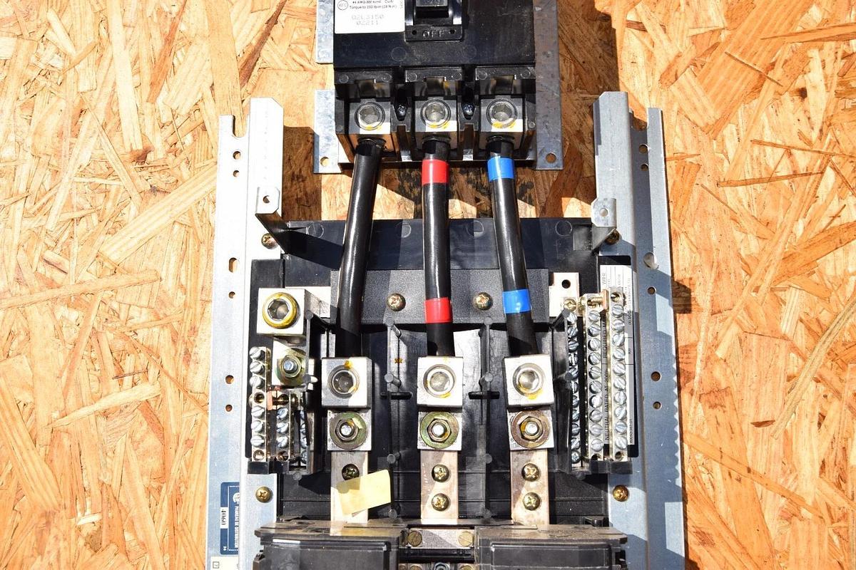Used Square D 42 Circ Main Lug Panelboard Interior NQOM442L225CNLB 225A 150A main 3ph