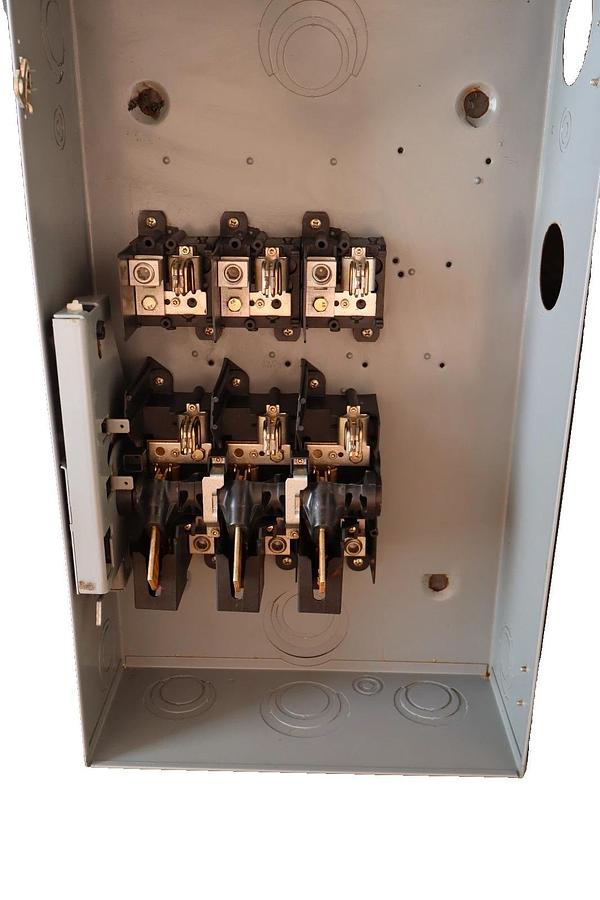 Used Square D 200A Safety Switch Fusible Enclosure D324N 240V 3-Pole 200AMP