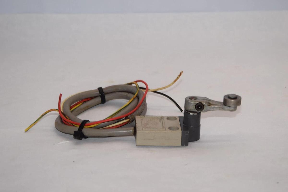 Used OMRON D4C-1224 2A / 250V 2A / 30V Limit Switch