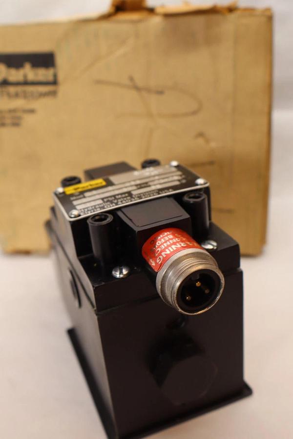 (NEW) PARKER D3W1BNYC56-14 110/120V , .72-.75A , 3000psi Flow Control Valve