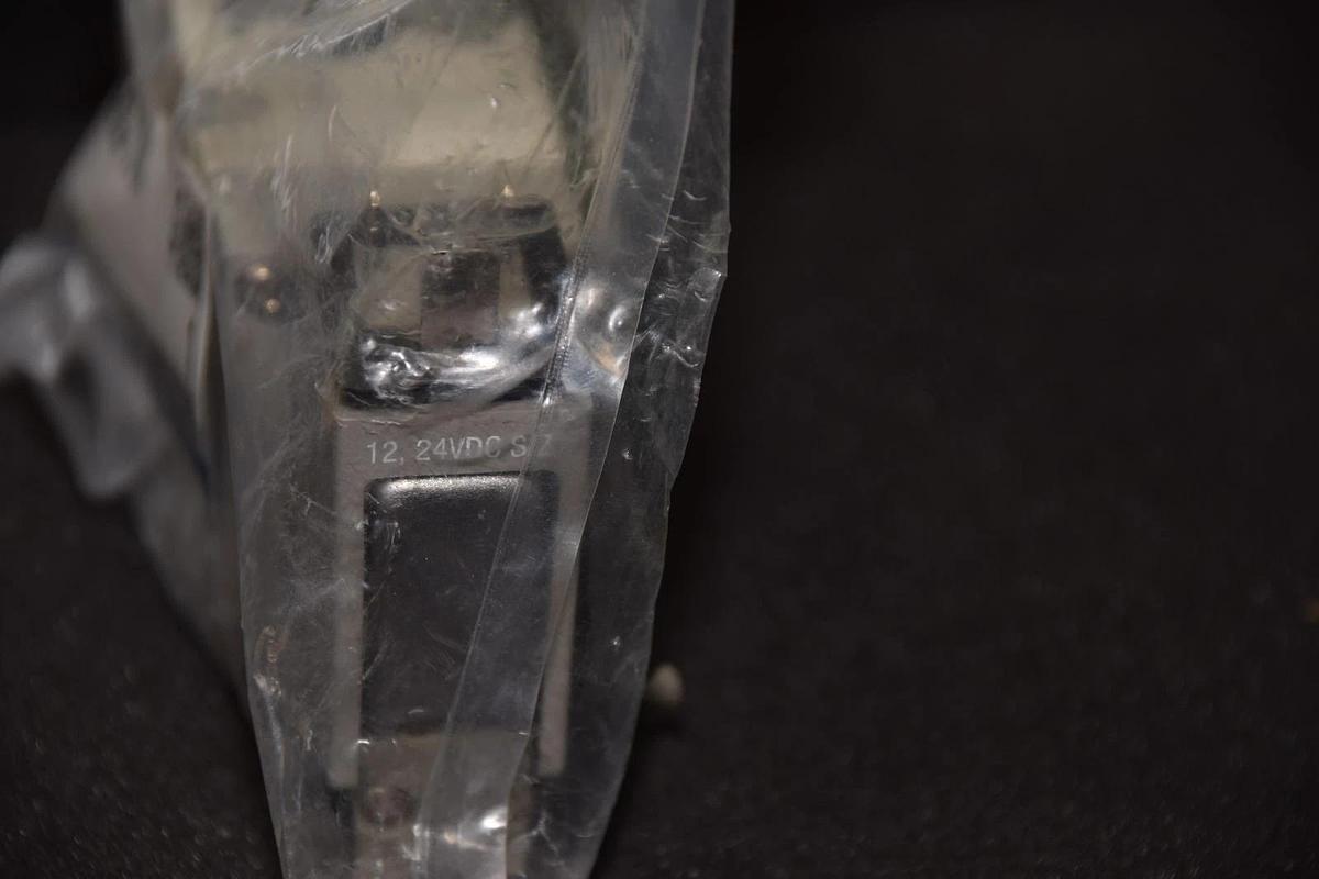 SMC VP542-5DZ1-03NA 3 PORT 24V 3/8" NPT 0.2-0.7MPa 1.75W SOLENOID VALVE NEW