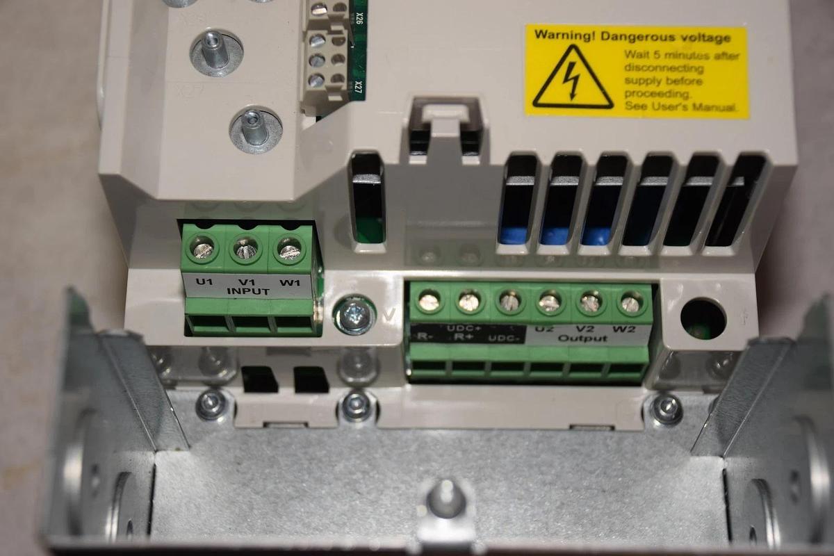 Used ABB  VFD Motor Drive ACS800-U1-0002-2 P901 1.5 HP 208- 240 VAC