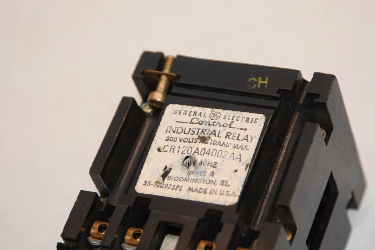 Used GENERAL ELECTRIC CR120A04002AA 115V 60Hz 300V 10A Series A Industrial Relay