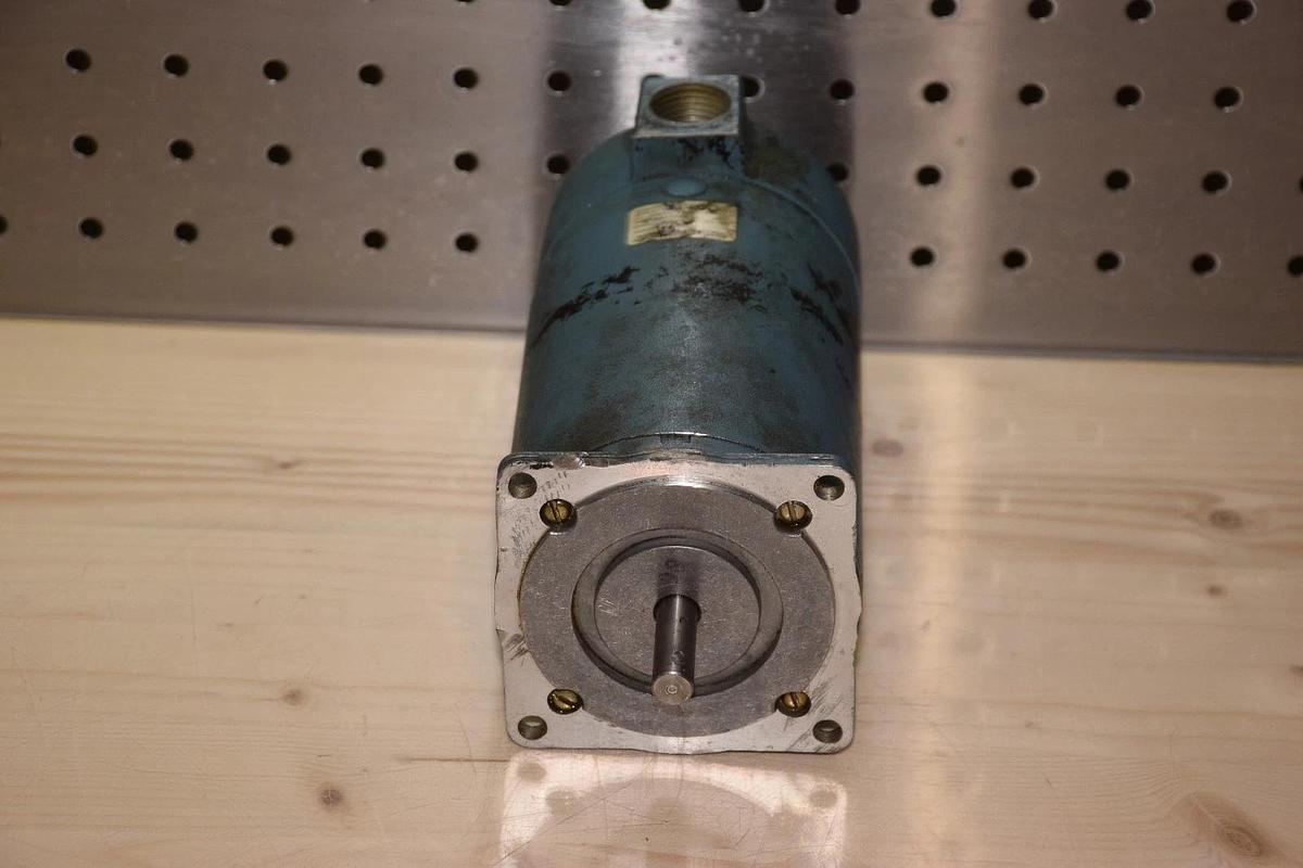 Used SUPERIOR ELECTRIC SLO-SYN M093-FD-8014  M093FD8014 SYNCHRONOUS STEPPING MOTOR