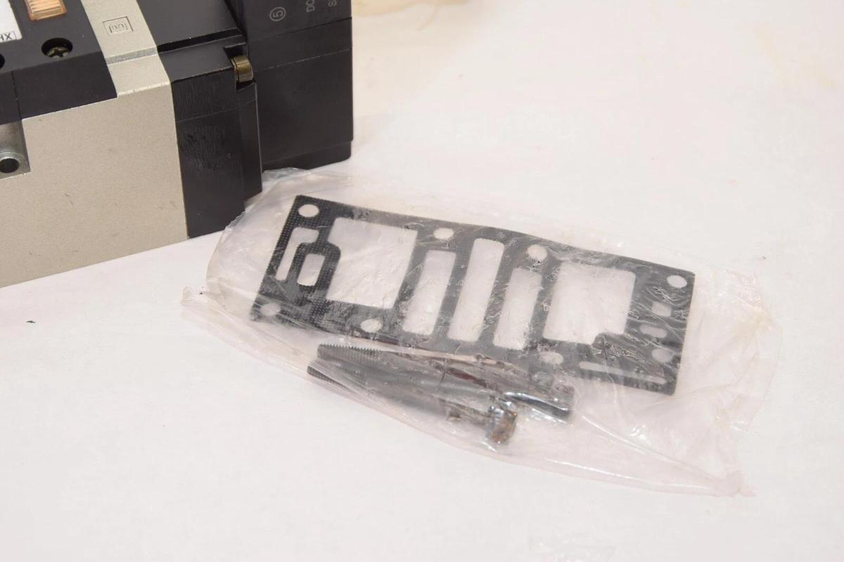 (NEW) SMC VFS5400-5FZ 0.1-1.0MPa 21-26Vdc Coil Pneumatic Solenoid Valve