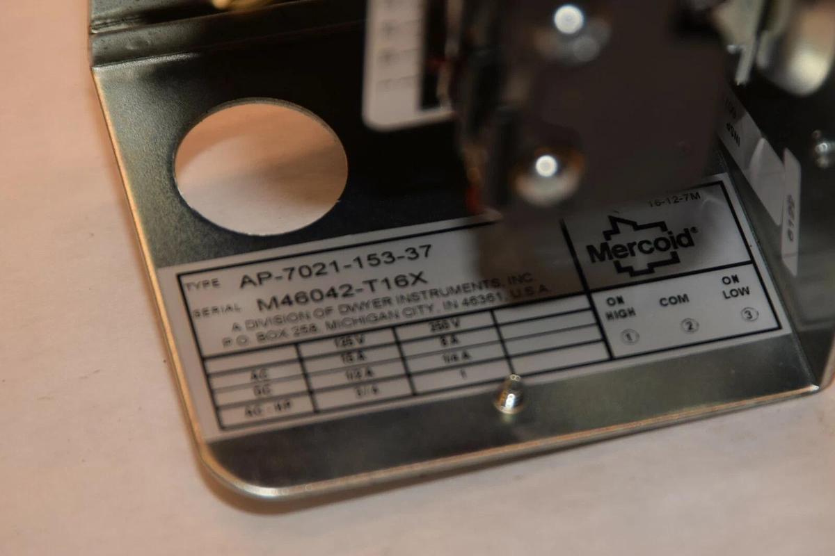 (NEW) MERCOID AP-7021-153-37 M46042-T16X 1-30psi Pressure Switch *No Cover*
