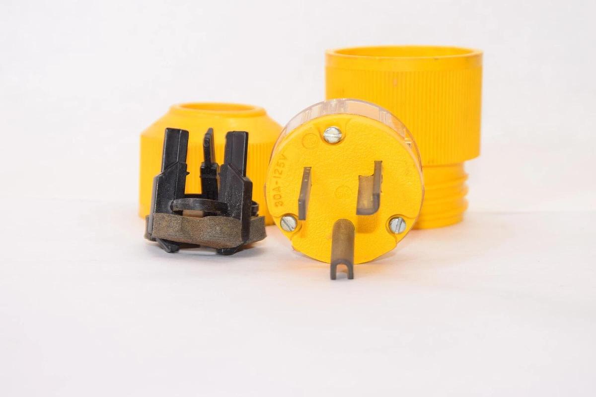 (NEW) GE GENERAL ELECTRIC 30A 125V Large Pull Disconnect Plug