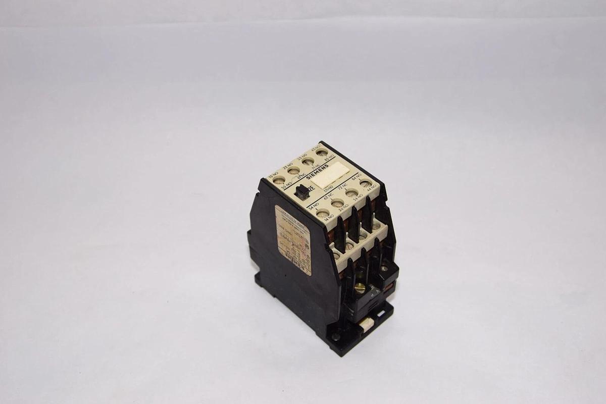 Used SIEMENS 3TH82 62-0A 220V Coil Contactor