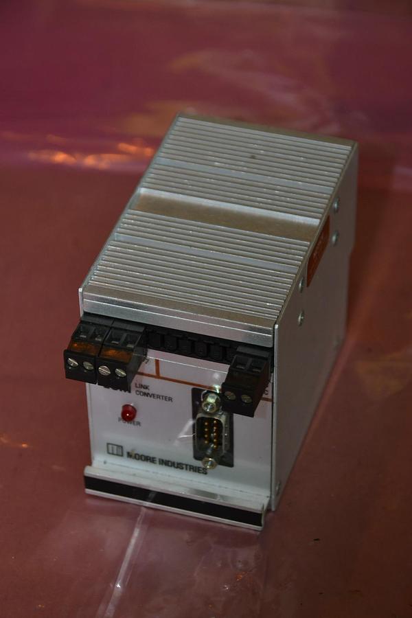 Used MOORE LCM LINK CONVERTER 24 VDC LCM/RSA85/RS232/24V RSA85 RS232 DIN
