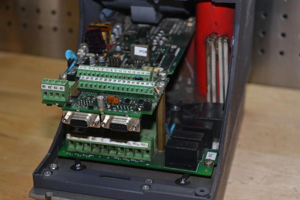 Used GE General Electric inverter drive 6KAVI43005Y1B2 5hp 480v 3ph