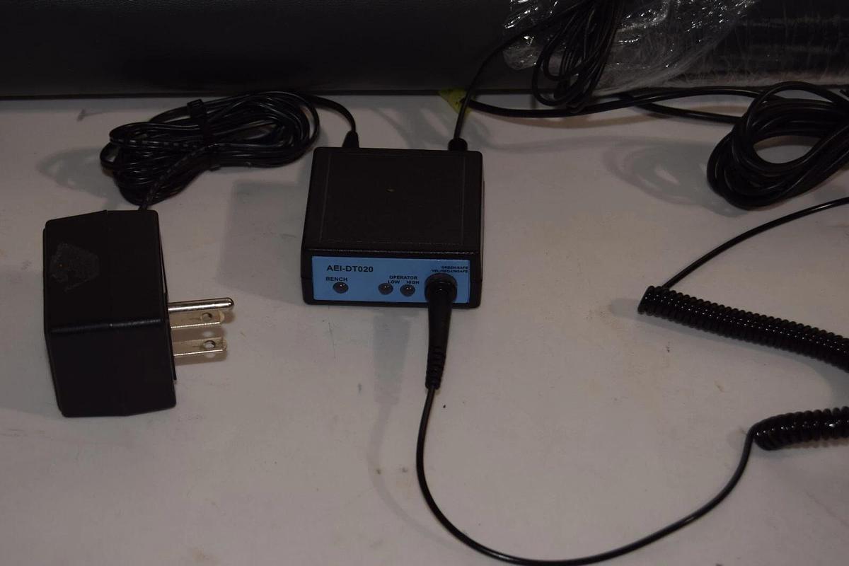 Used ARATRON AEI-DT020 ESD Monitor w/ 2 Mats 47"x36" & 60"x24" Wearwell Desk Mat Kit