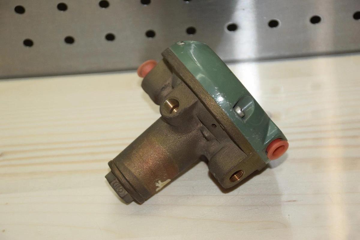 Johnson Service V-6133 Air Switching Valve  New