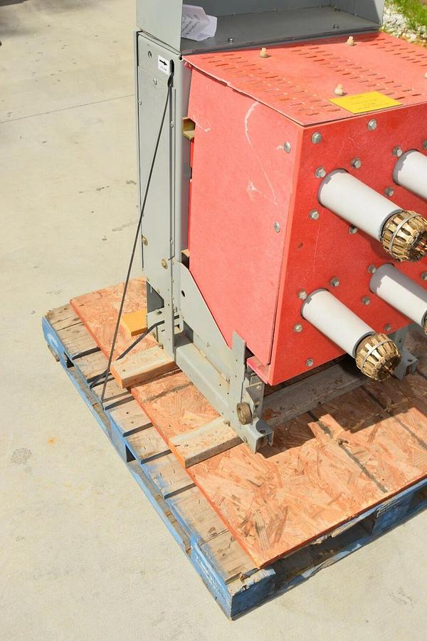 Used Square D 15 KV DST2V Medium Voltage Circuit Breaker V5FM7233000A 2000 Amp 2000A