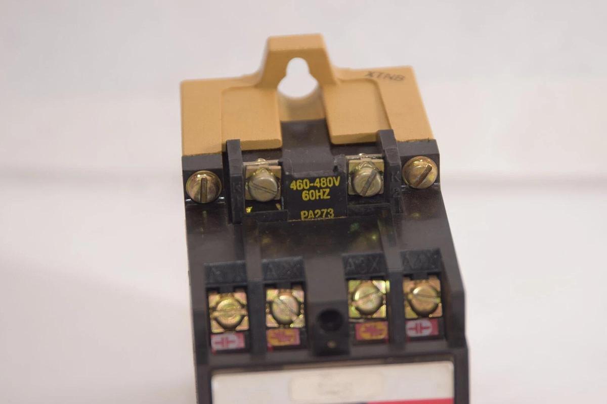 Used ALLEN BRADLEY 700S-P220A4 Series B Safety Control Relay