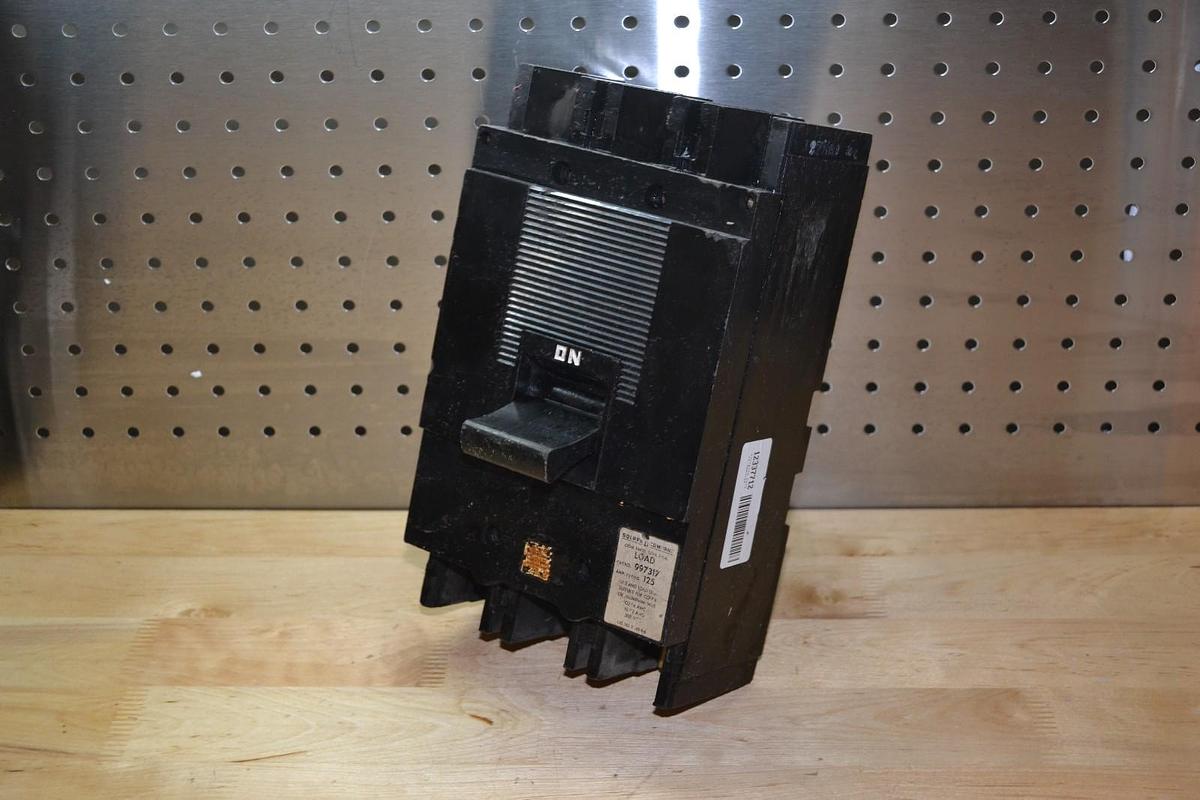 Used SQUARE D 125 AMP 3 POLE CIRCUIT BREAKER CAT No. 997317