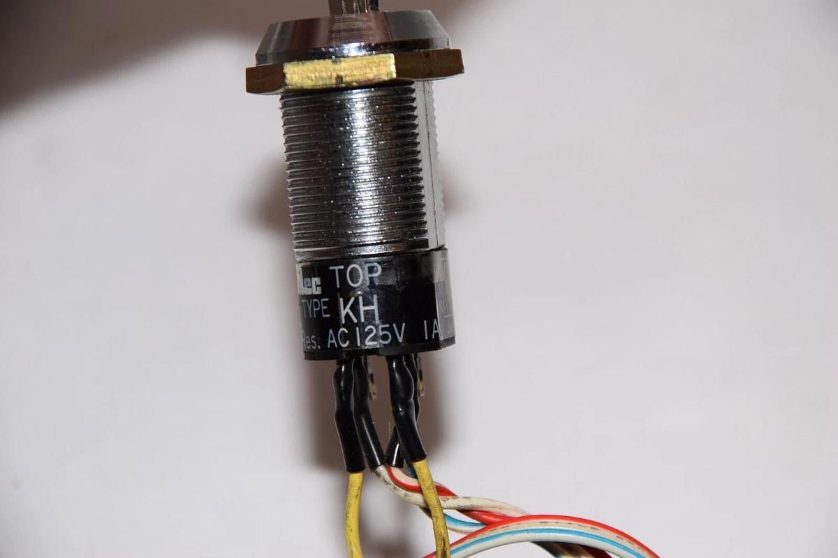 Used IDEC TYPE KH 125Vac 1A Key Switch