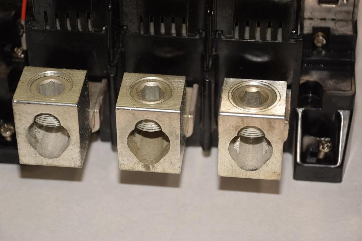 (NEW) KLOCKNER-MOELLER DIL 8A-22-NA DIL8A22NA 110/120V 50/60Hz CONTACTOR