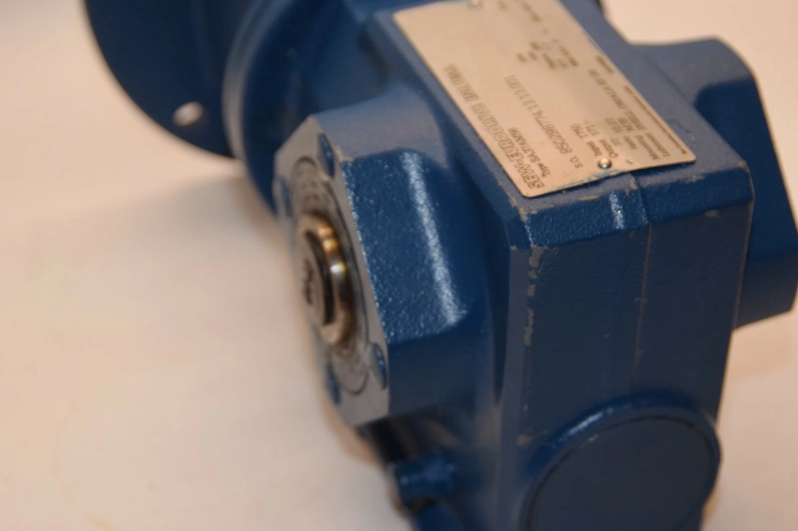 New) SEW-EURODRIVE SA37AM56 torque 398, 10.23:1 RATIO motor Gearbox 3/4" bore