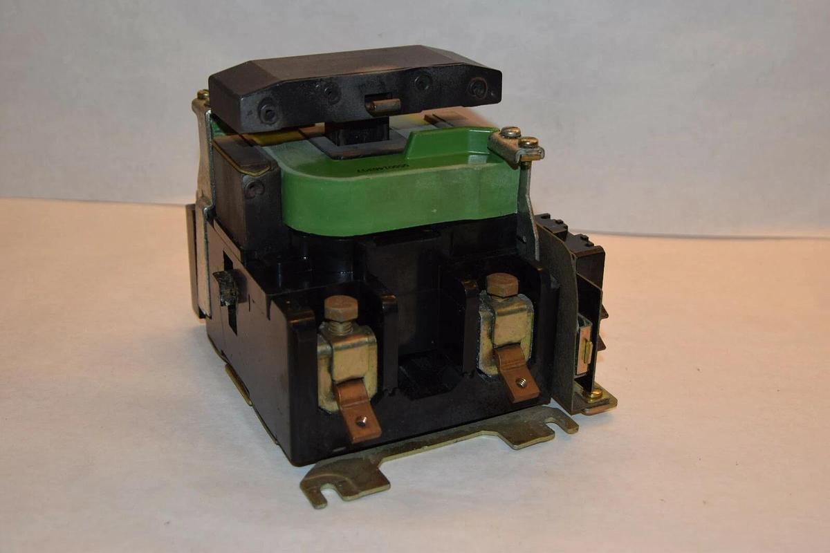 General Electric Size 3 Contactor  110v coil 55501463G7  sz3