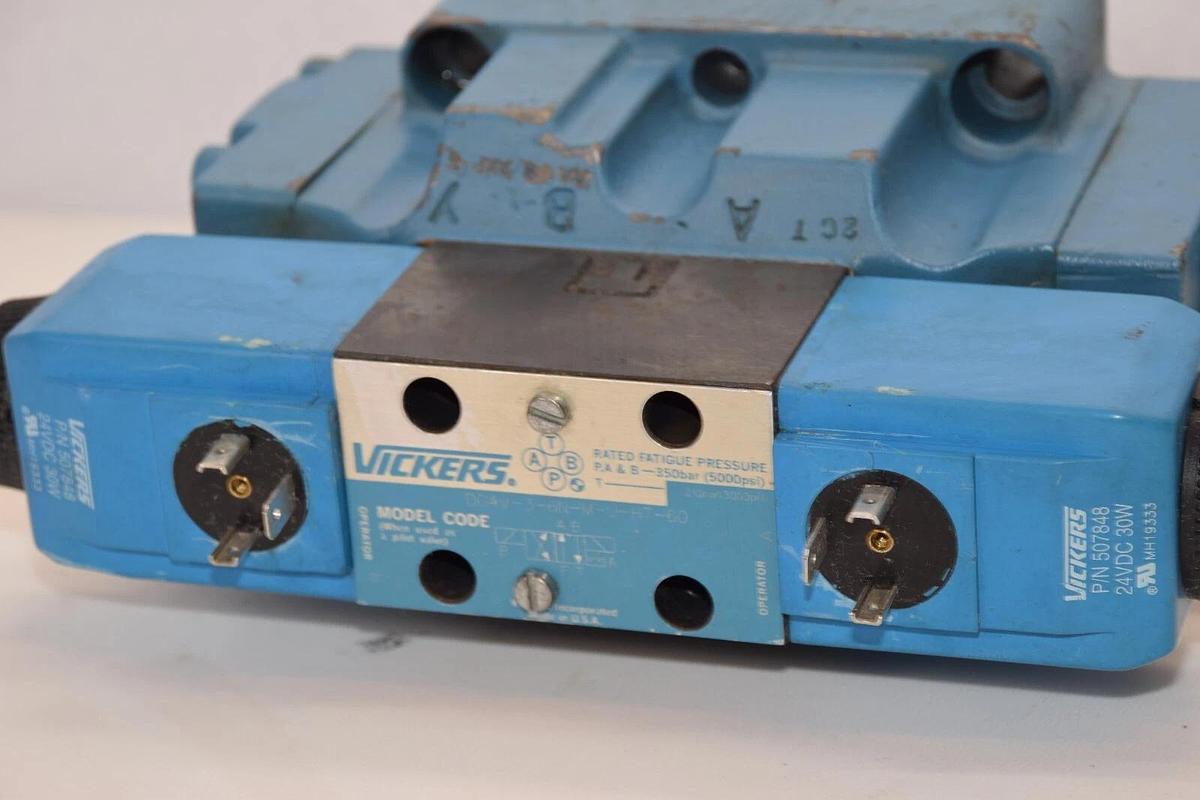 Used VICKERS DG5V-7-2N-T-M-U-H7-30 With DG4V-3-6N-M-U-H7-60 Hydraulic Valve