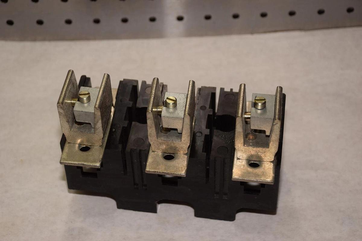 ALLEN BRADLEY 1494V-FSR622 SERIES B 200A 600V FUSE BLOCK NEW