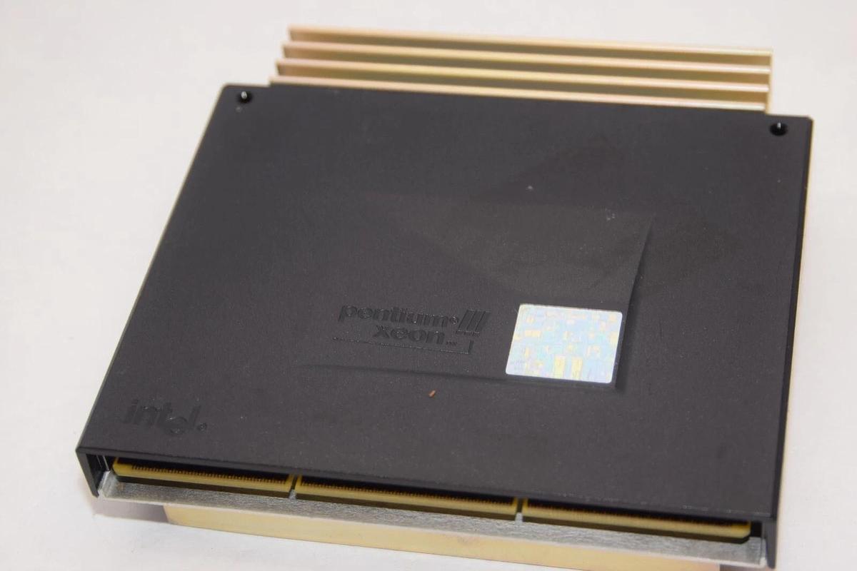 Used INTEL PENTIUM III XEON PROCESSOR W/ FOXCONN 17615 HEAT SINK