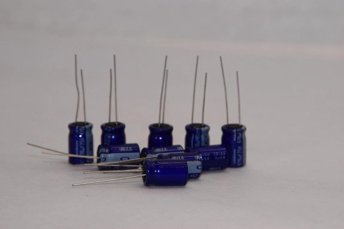 (NEW - Lot of 10) NICHICON CAPACITOR 470uf 25V H9103 85C Capacitor