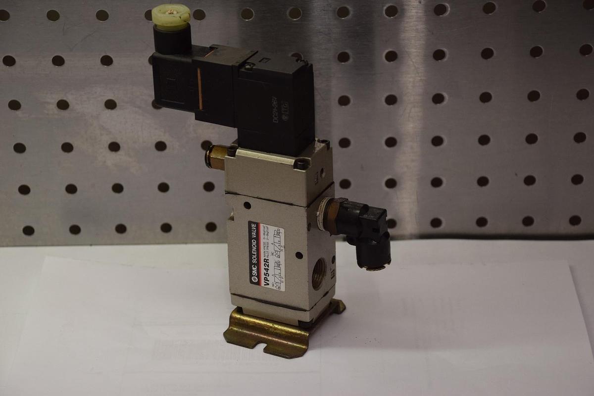 Used SMC VP542R 0~8kgf/cm2 2~8kgf/cm2 SOLENOID VALVE