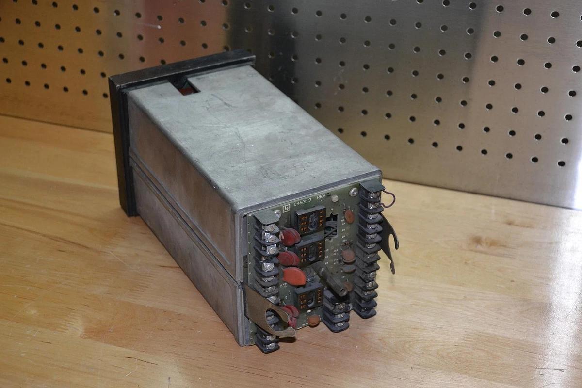 Used LEEDS & NORTHRUP 6014-3-04-1-0-00-00-100-110 6014304100000100  Electromax