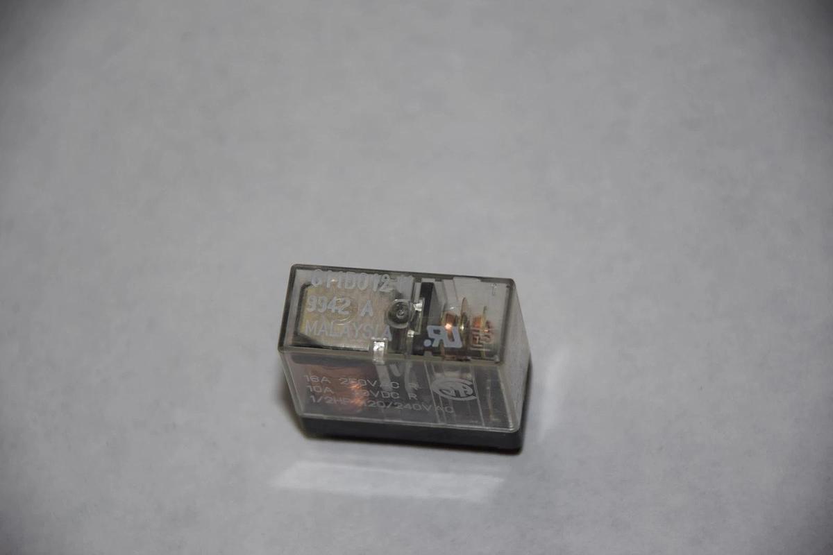 FUJITSU 611D012-K 16A, 250VAC 10A, 30VDC 1/2HP, 120/240VAC MINI RELAY NEW