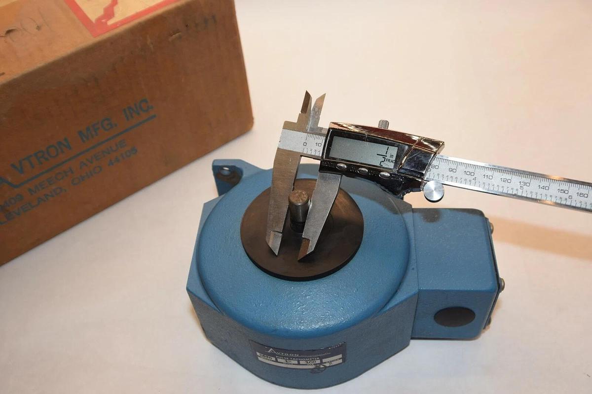 (NEW) AVTRON MFG. INC. K670 Style 1R 100PPR 1/2" Pulse Tachometer