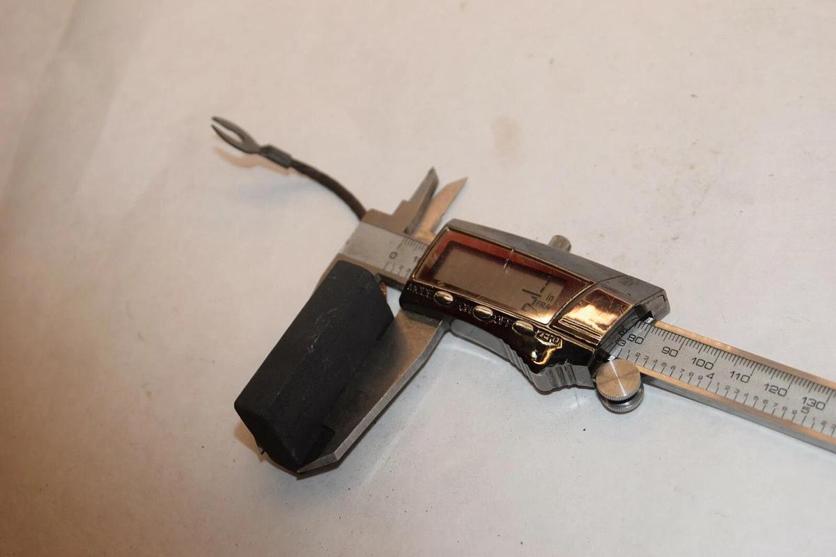 (NEW)  Carbon Brush AH897B 1-1/4" x 1/2"