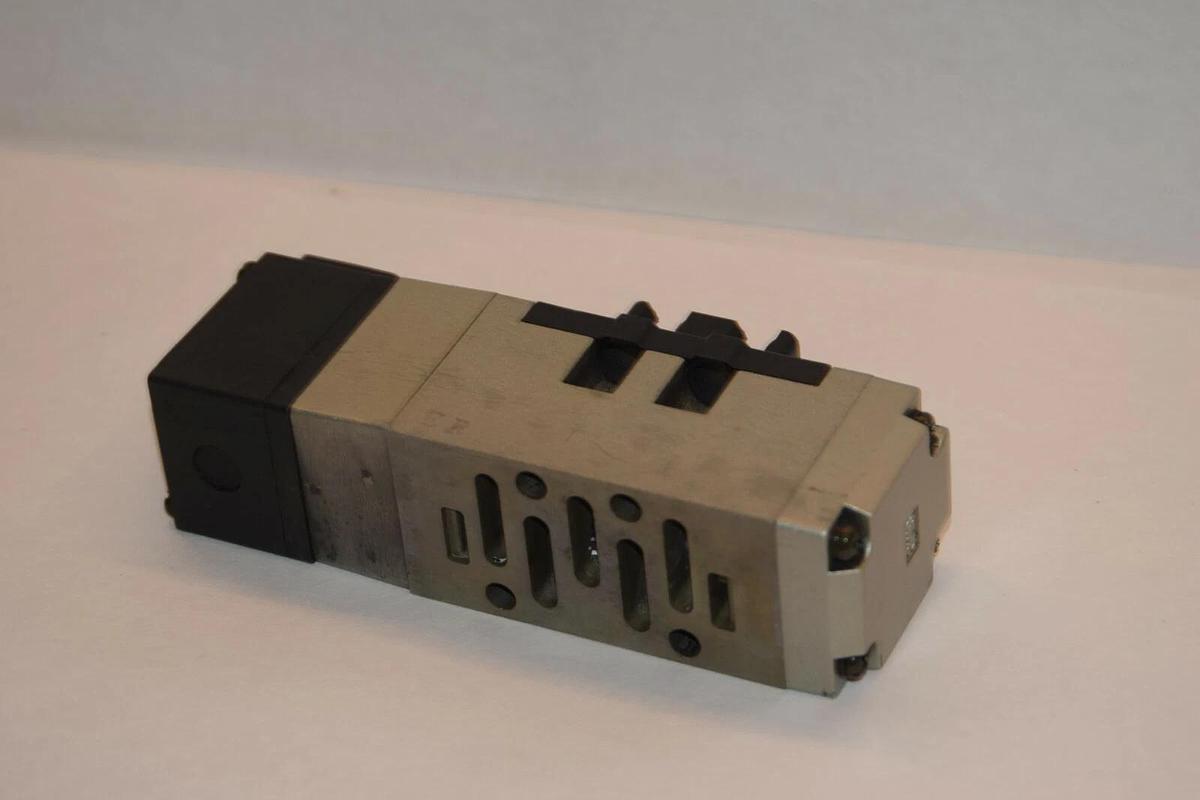 Used SMC VP7-6-FG-S VP76FGS 24VDC SOLENOID VALVE