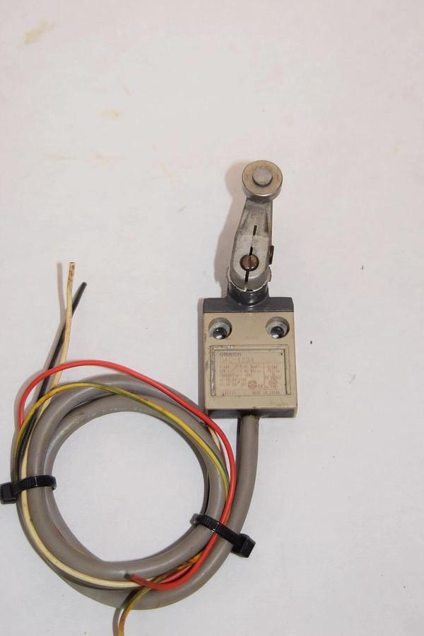 Used OMRON D4C-1224 2A / 250V 2A / 30V Limit Switch