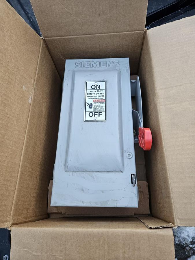 Used SIEMENS CFS364J 200A 50/60Hz 100HP Fusible Disconnect Switch With Lug Cover