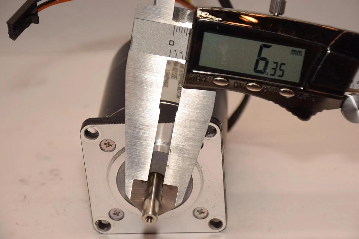 Used ORIENTAL MOTOR / VEXTA C8984-9212E 1/4" Shaft 2 Phase Stepping Motor