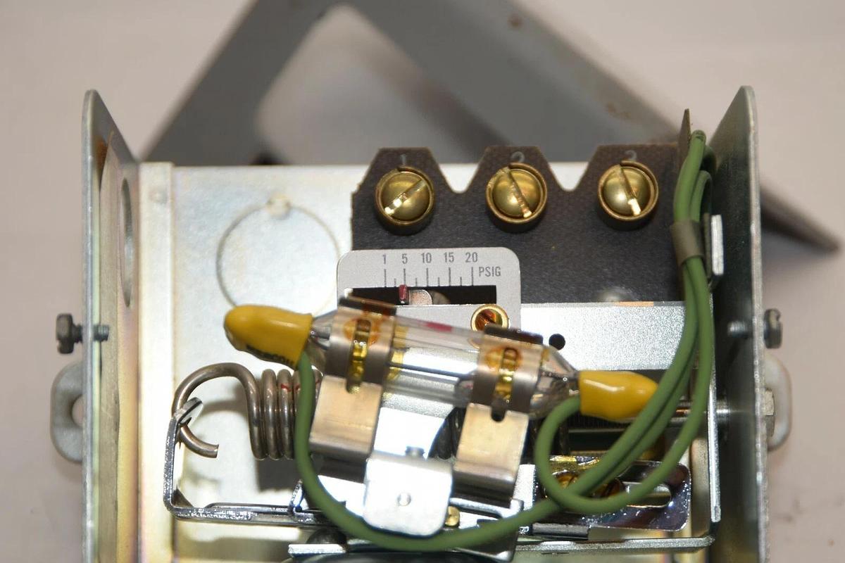 MERCOID CONTROL AP153 AcDc 120V 4A 4 Amp Pressure Switch