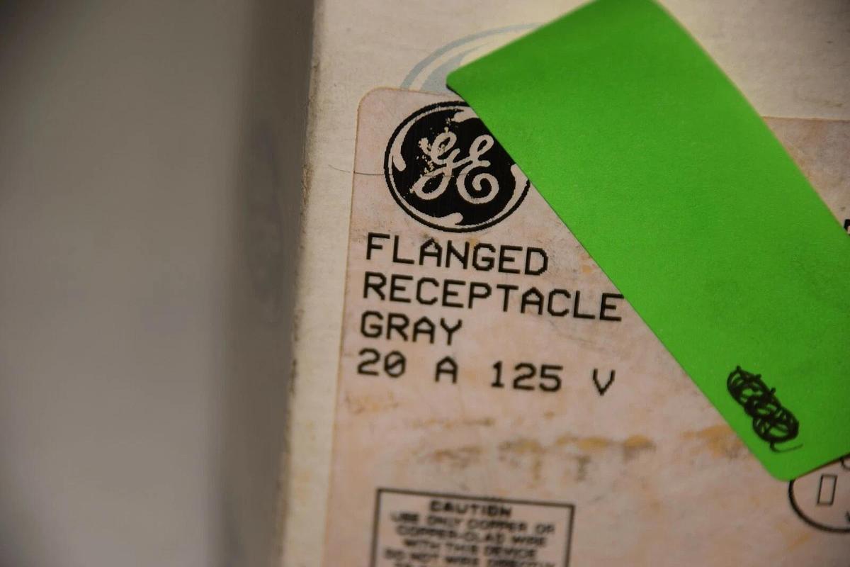 GE GENERAL ELECTRIC 5-20R 20A 125V FLANGED RECEPTACLE NEW
