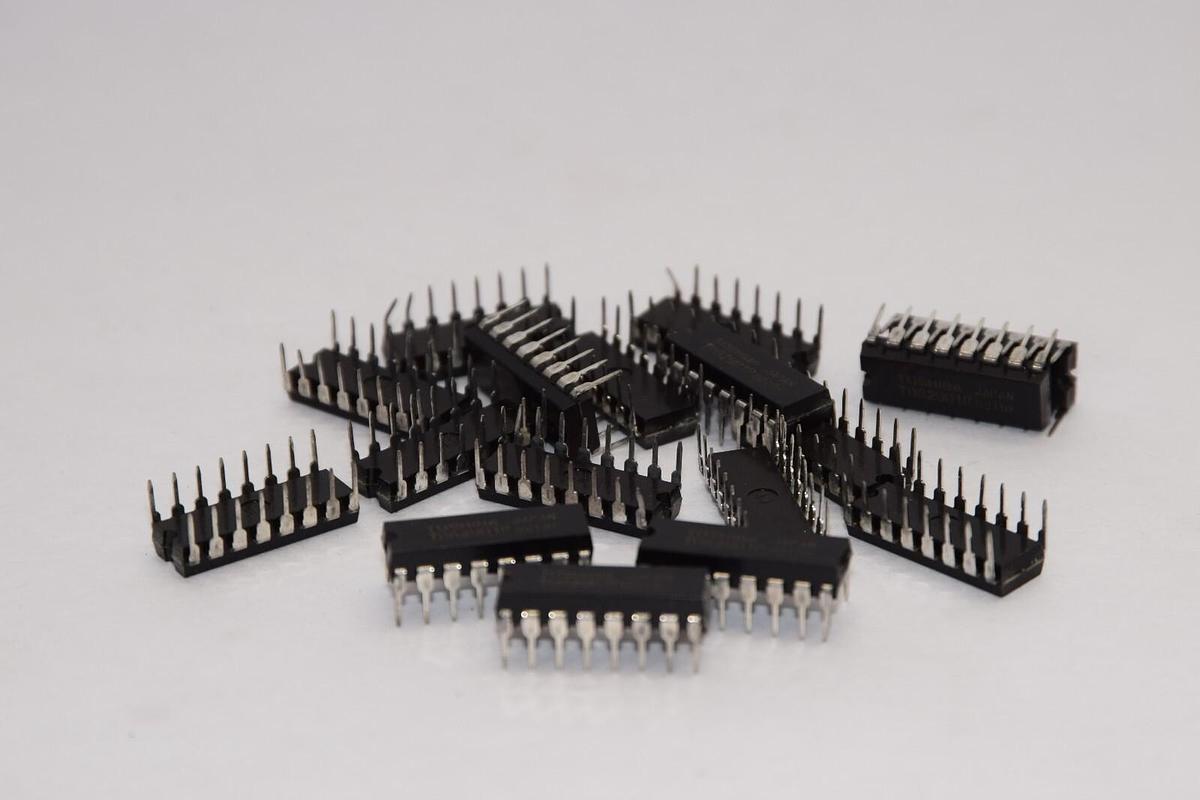 (NEW - Lot of 17) TOSHIBA TD62901P 16-Pin Semi-Conductor