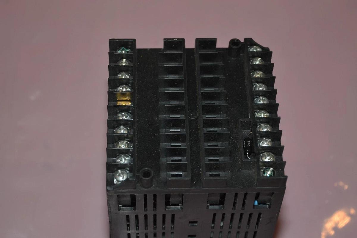 Used BARBER-COLMAN Ser.15Q 15Q8-0KF00-00F-0-00 15Q80KF0000F000 Temperature Controller