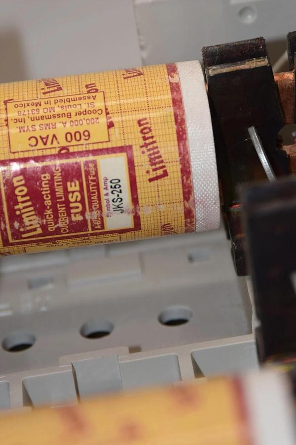 Used ALLEN BRADLEY 141A-NFJ400 Series B 600V 400A Fuse Base W/JKS-250 Fuse