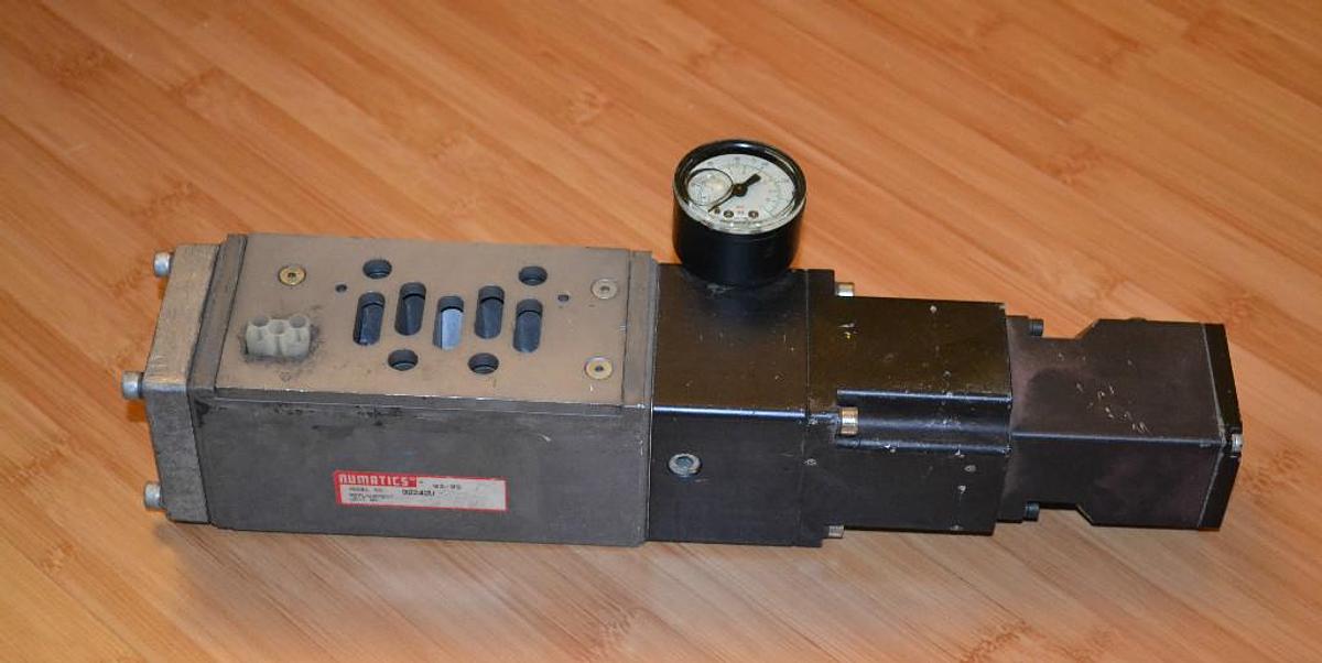 Used NUMATICS 92242U VALVE with 0-160psi Gauge