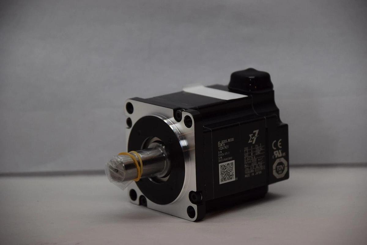 (NEW) YASKAWA ELECTRIC SGM7A-02A7A21 200V 3Ph 1.5A 200W AC Servo Motor
