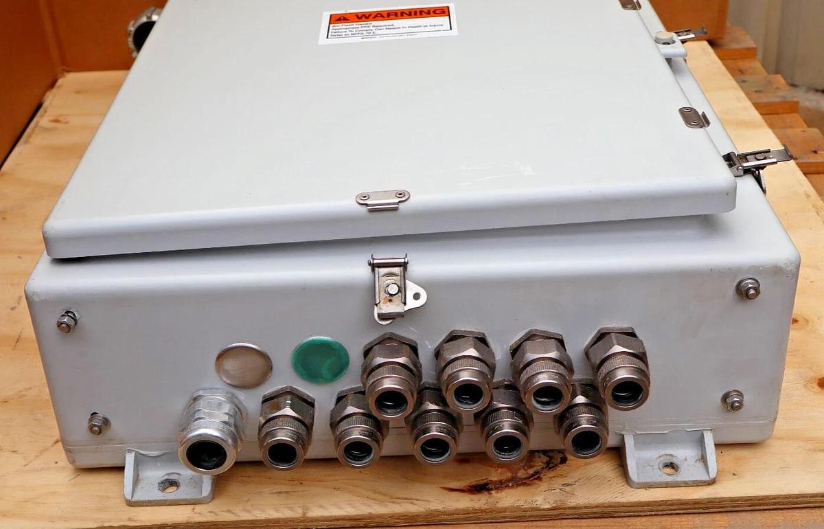 Used Cutler-Hammer Panelboard Pow-R-Line PRL1a 1ph 100a in Stahlin N30206HWT Enclosur