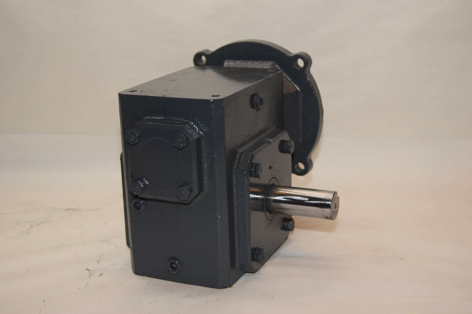 (NEW) STERLING ELEC. 206BQ010142 10:1 1" Shaft Gear Box / Speed Reducer