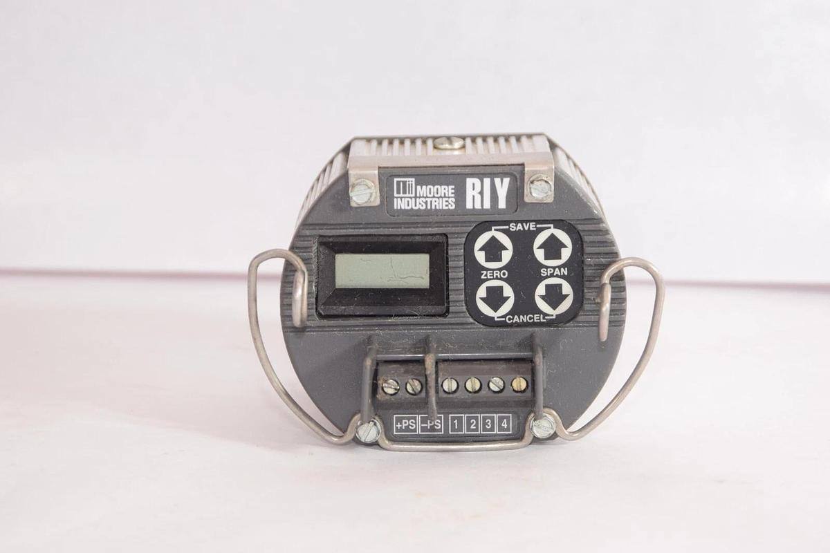Used MOORE INDUSTRIES RIY/R0-0-55C/4-20MA/12-42DC  D2LC Transmitter