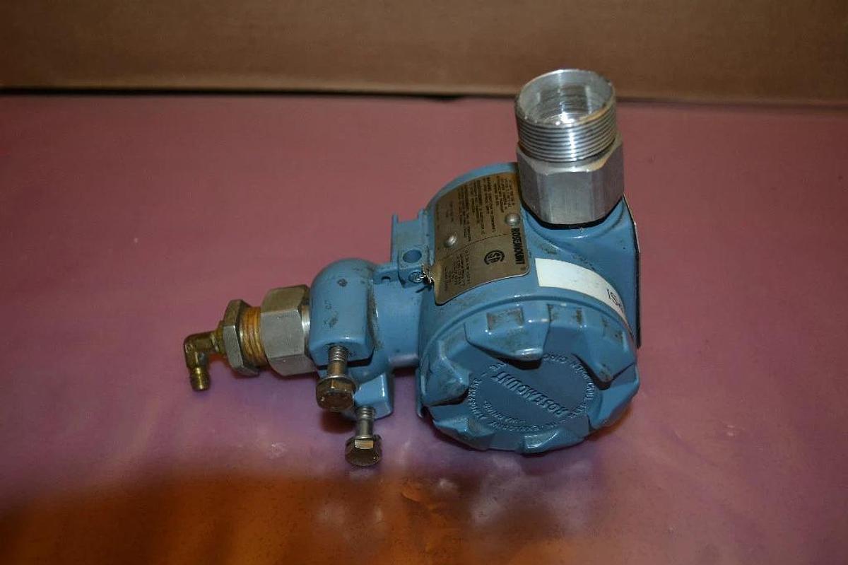 Used ROSEMOUNT PRESSURE TRANSMITTER 2088G3A22A1B4C6 100-300 PSI