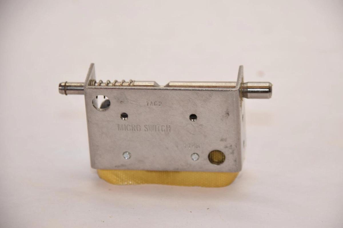 (NEW) MICRO SWITCH 1AC2 Door Switch